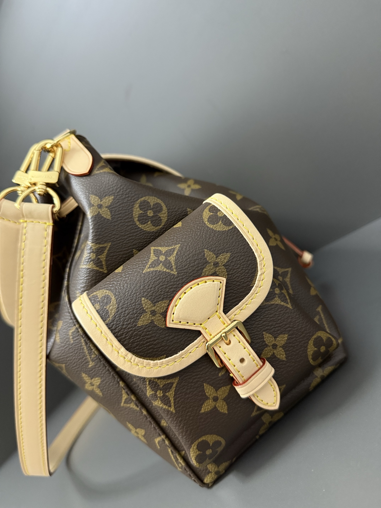 TOP Louis Vuitton LV Odyssee  Handbag 24 x 18 x 36cm - Brown