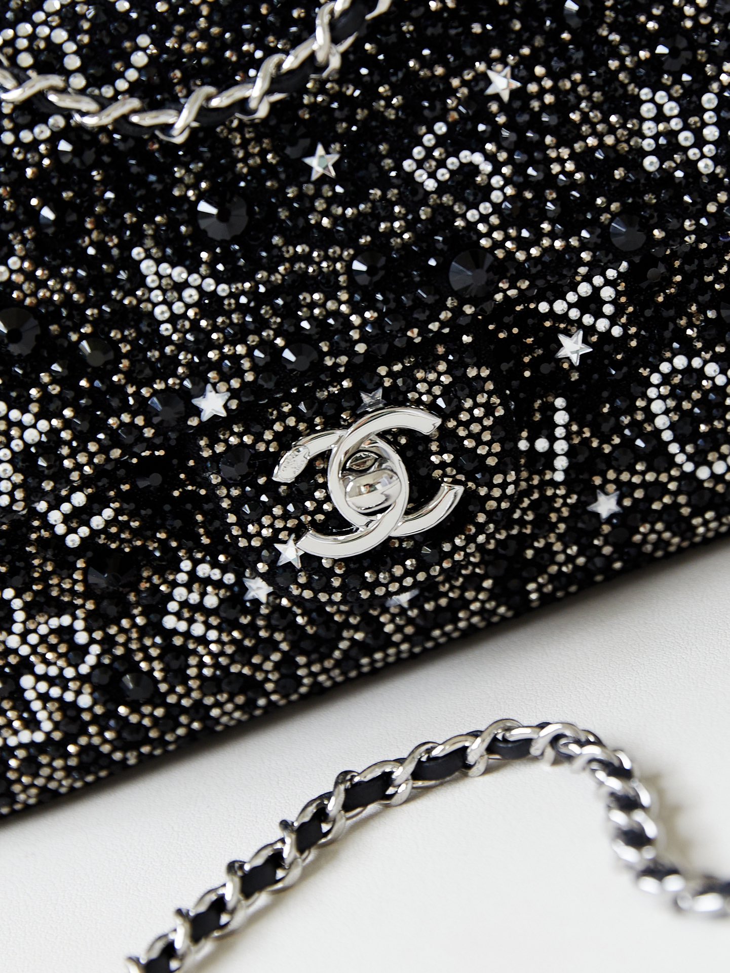 TOP CHANEL Flap Bag Black Size 5 Diamond 20*14*8cm - Black