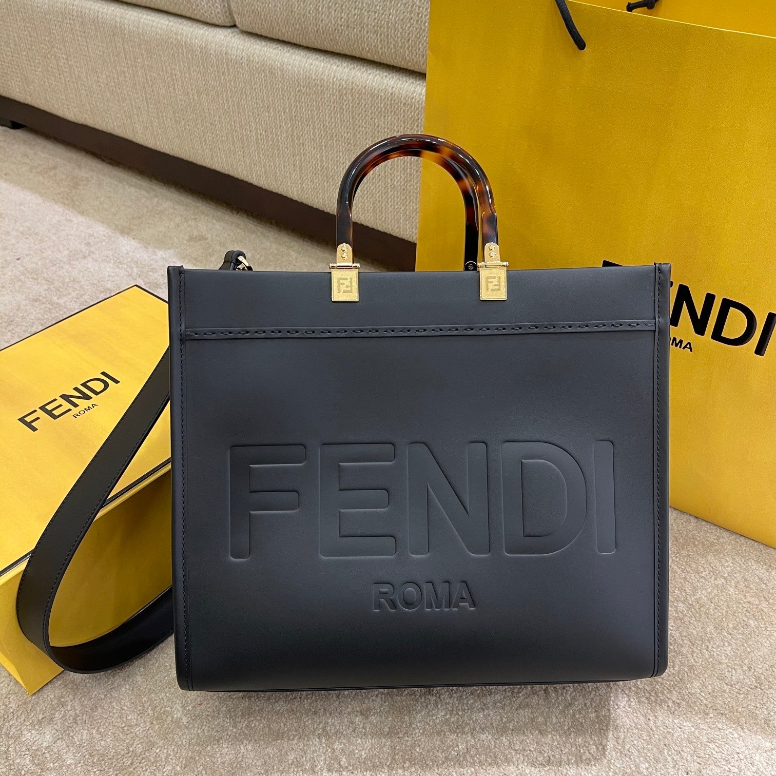 TOP FENDI Medium Sunshine Tote - Black
