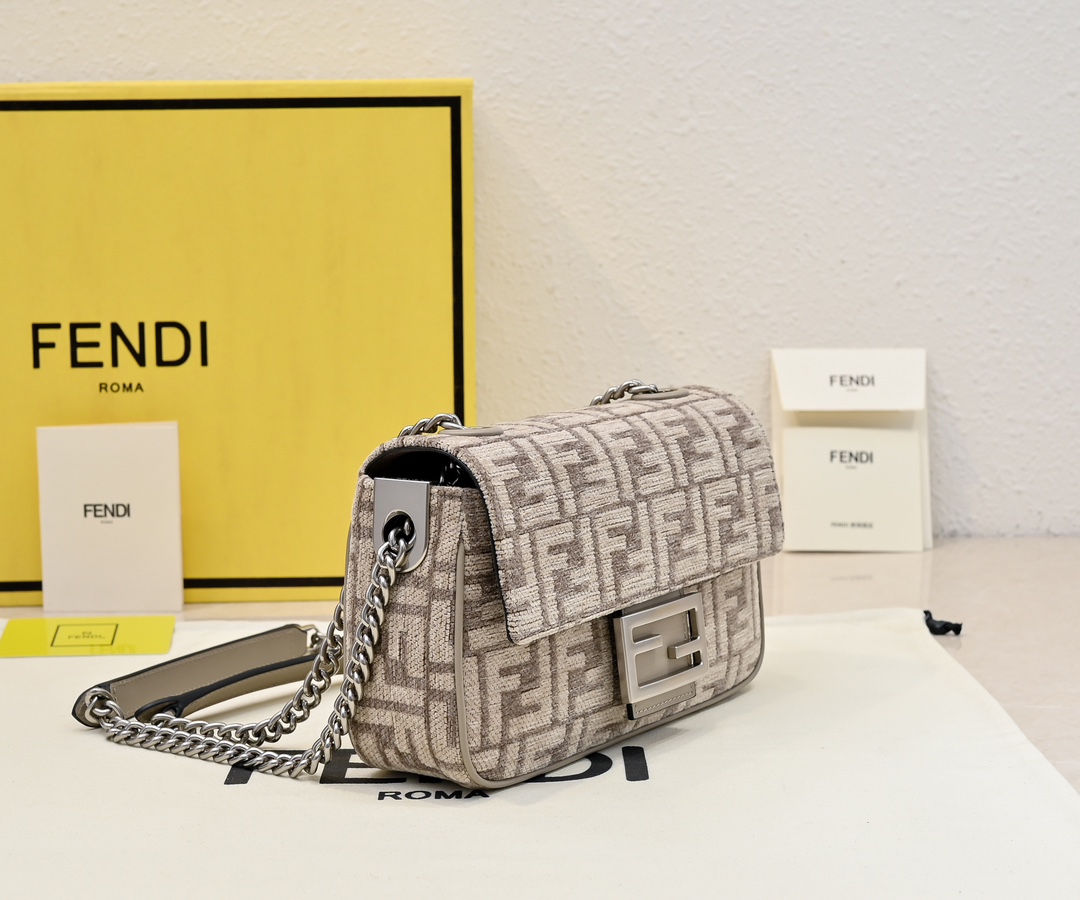 TOP FENDI Iconic Baquette Chain Bag 24x14.5x7cm - Brown