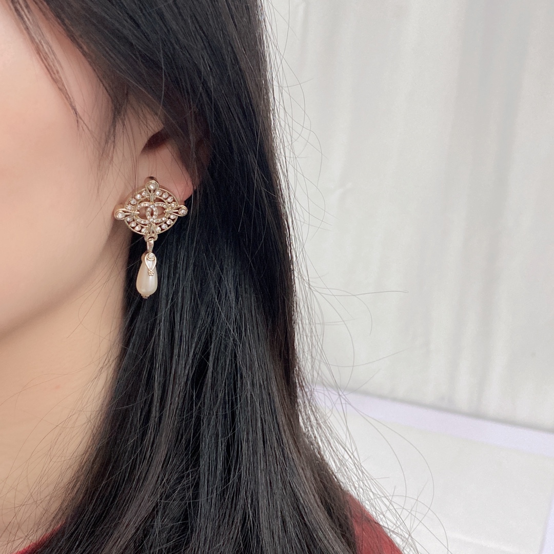 TOP CHANEL Pearl Dounble C Earrings