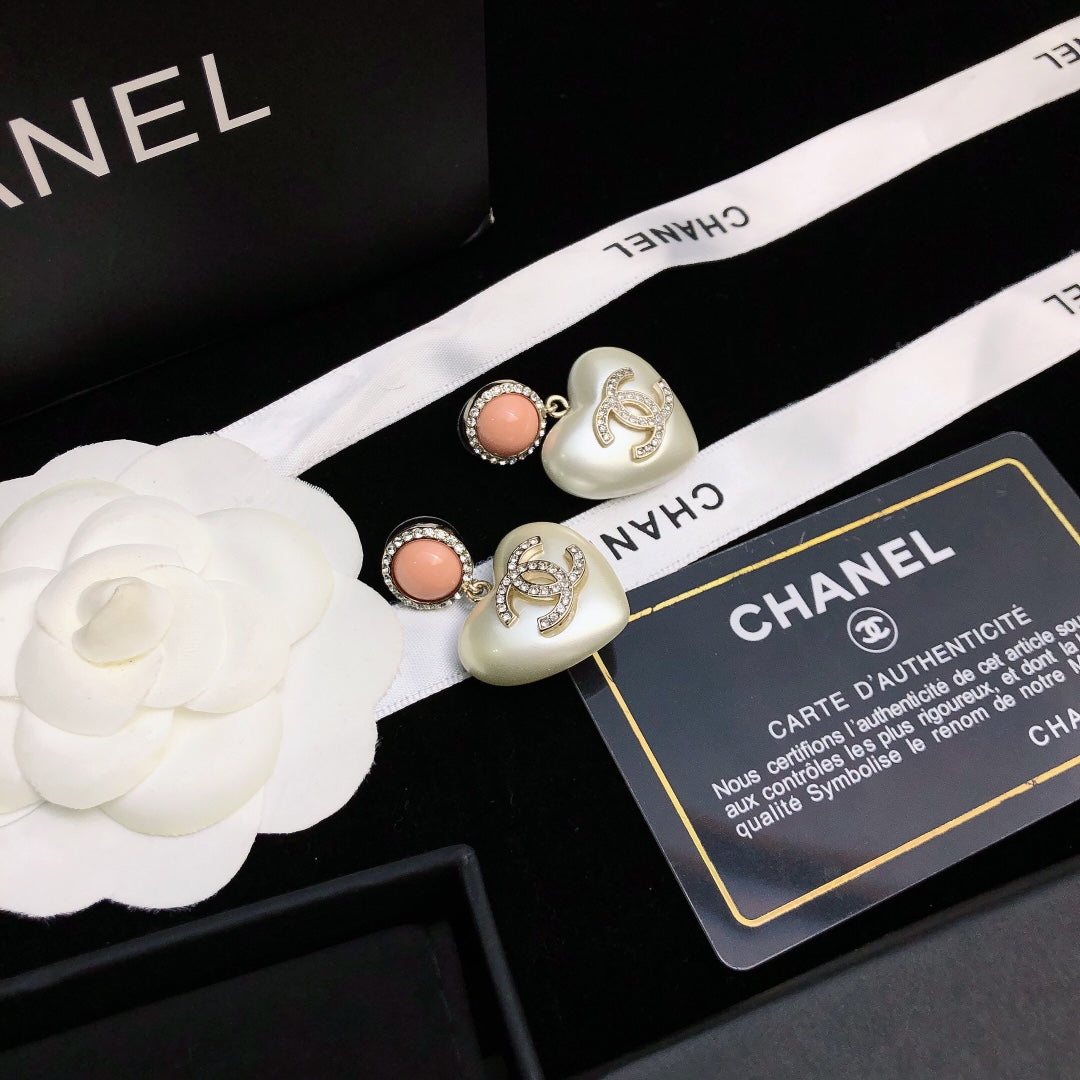 TOP CHANEL Hearts Pearls Gold Pink and White