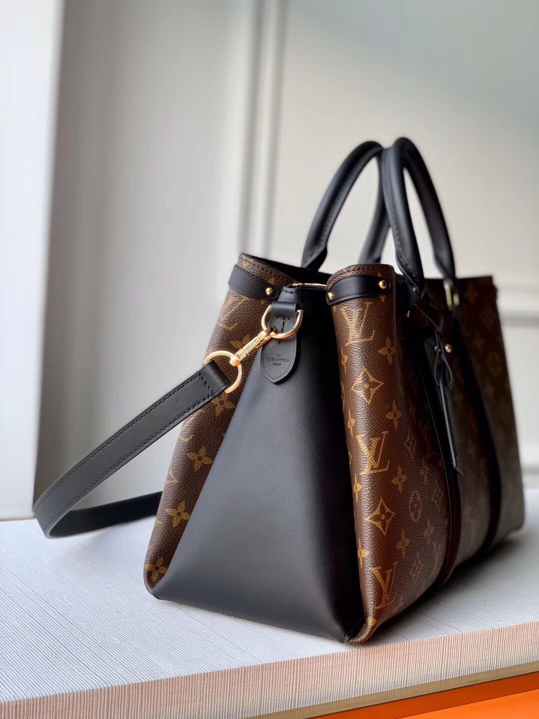 TOP Louis Vuitton LV L*V Soufflot BB Supple Monogram Bag 36.0 x 21.0 x 13.0 cm - Black
