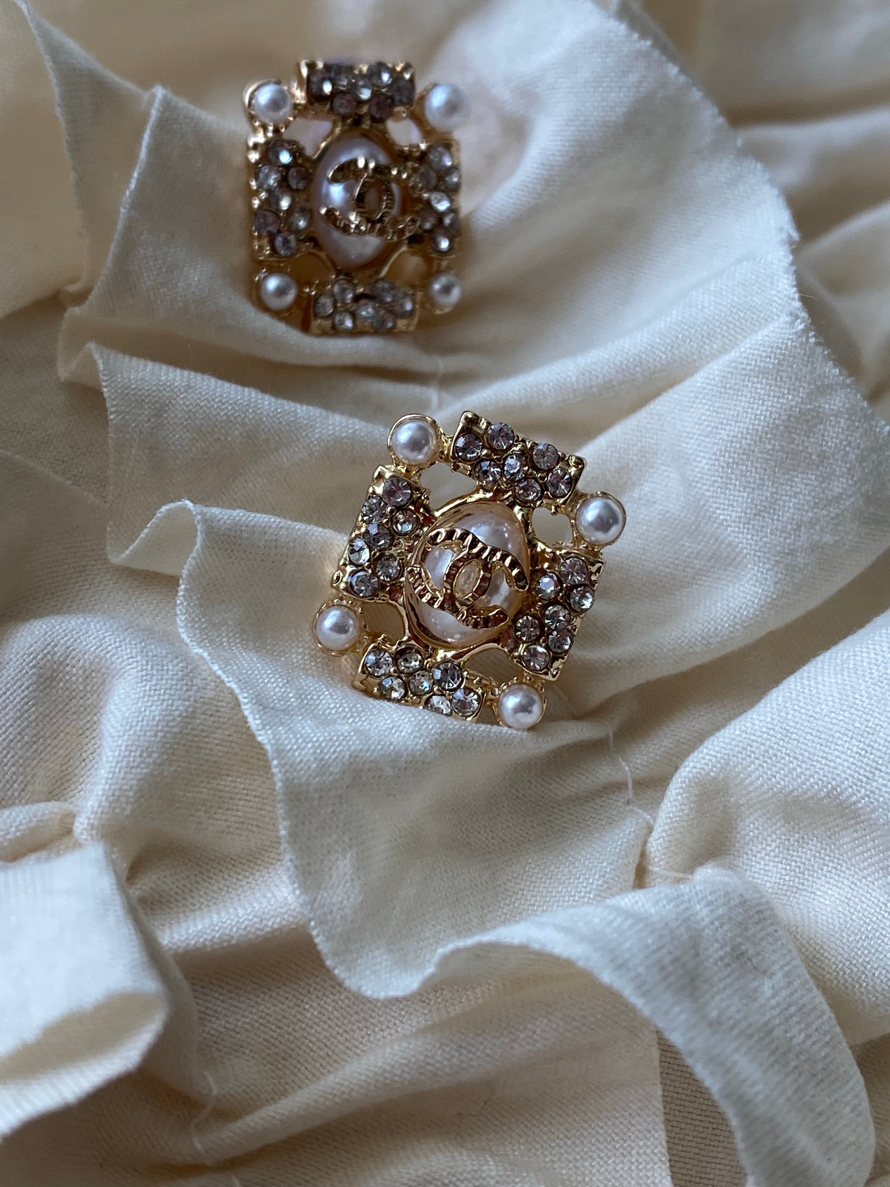 TOP CHANEL Stud Square Earrings