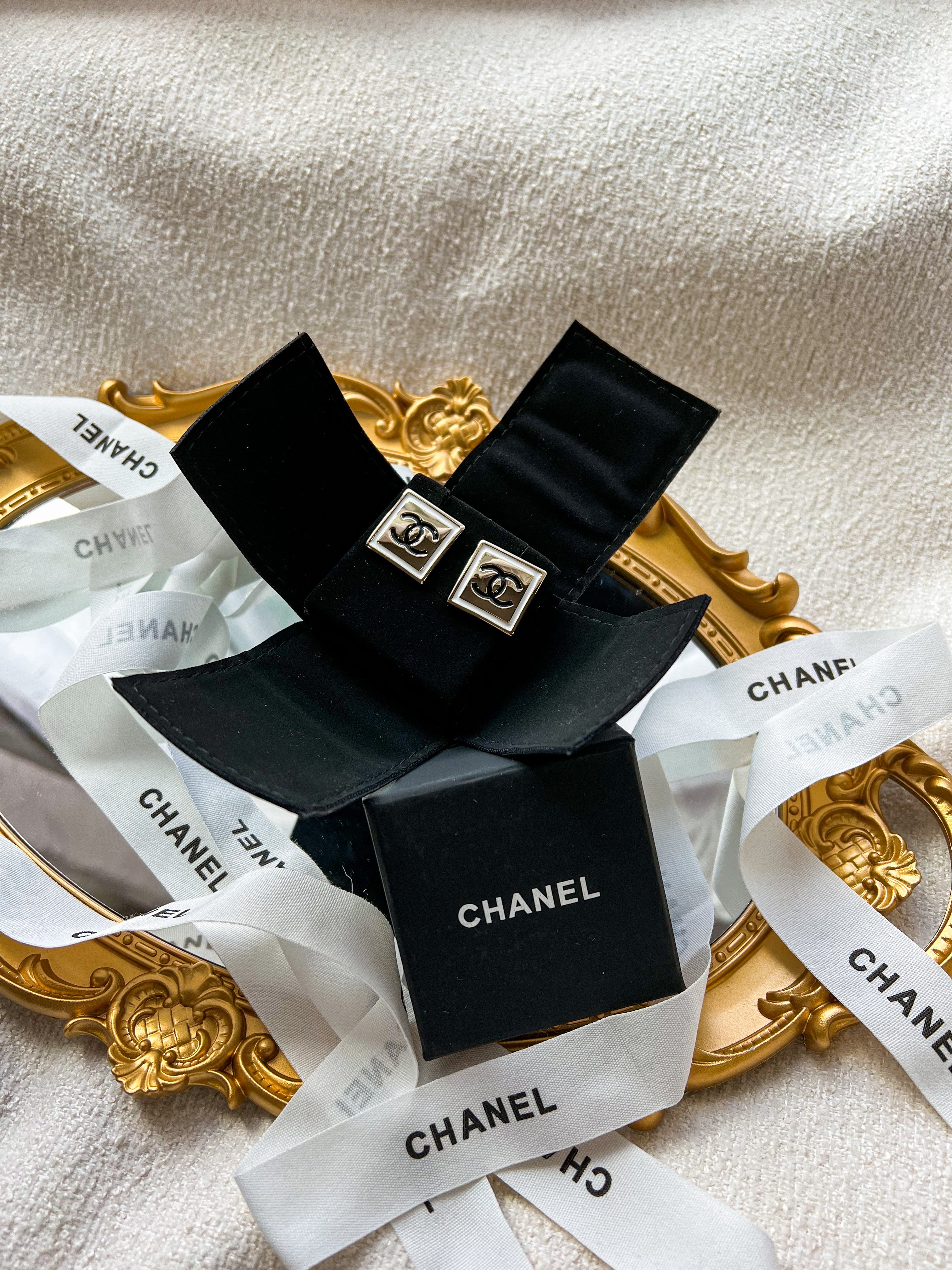 TOP CHANEL Square Black Coco Stud Earrings