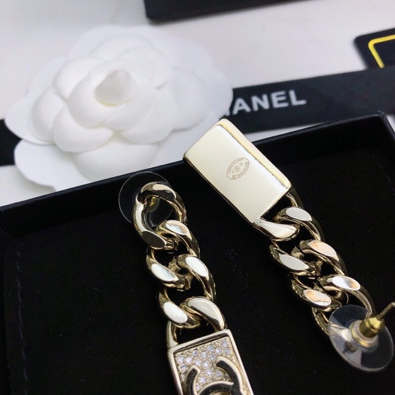 TOP CHANEL Chain Square Stud Earrings