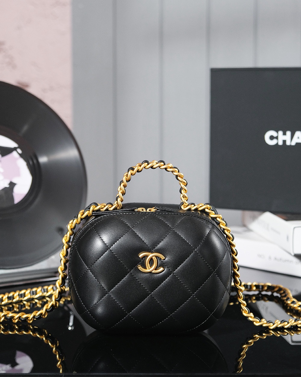 TOP CHANEL Lambskin Quilted Small CC Bubble Vanity Case Bag 13.5x16.5x10.5 cm - 2 Colors