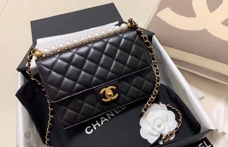 TOP CHANEL Flap Bag Quilted Chic Pearl Lambskin Small - Black
