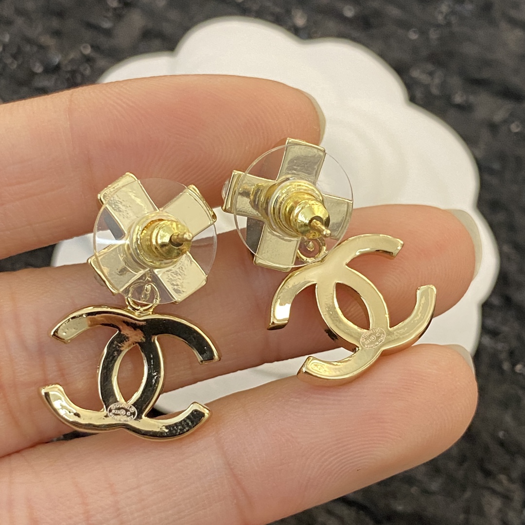 TOP CHANEL Double C Cross Earrings