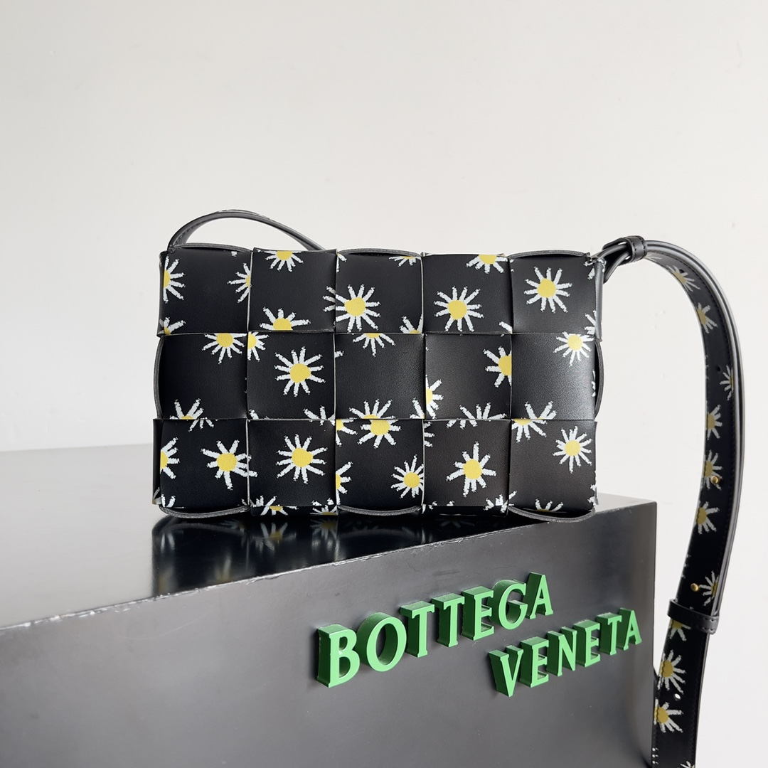 TOP Bottega Veneta Calfskin Weaving Cassette Bags - Black