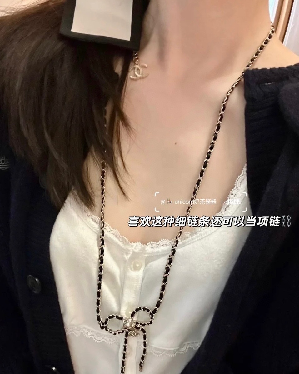 TOP CHANEL Sweater Necklace - Gold