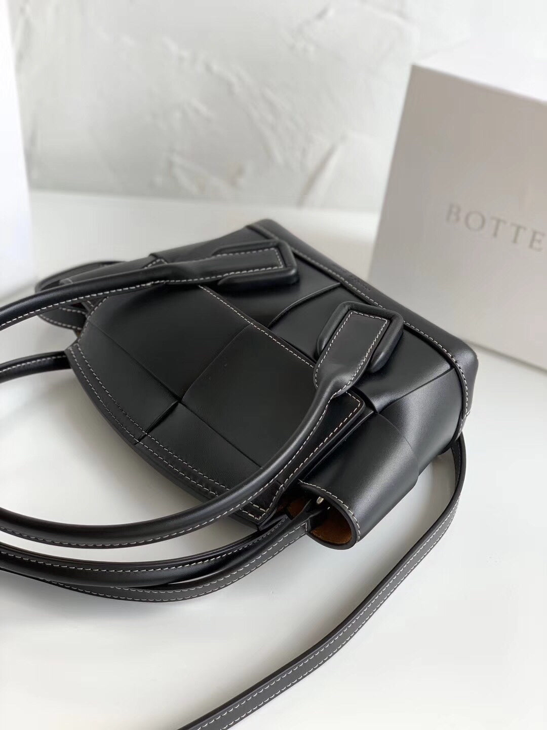 TOP Bottega Veneta BV Mini Arco 29 Leather Bag - Black