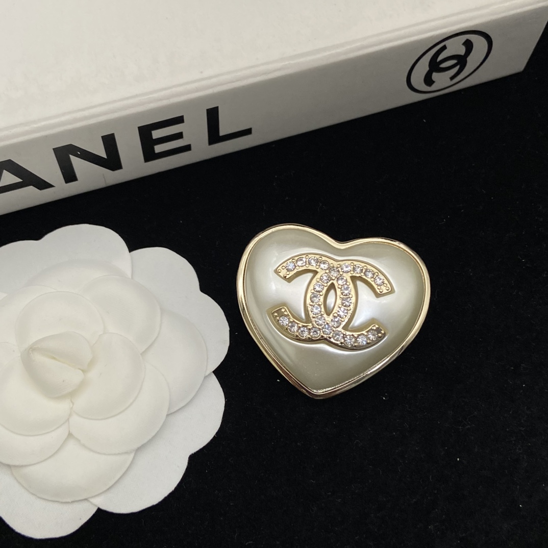 TOP CHANEL CC Heart Brooch - White