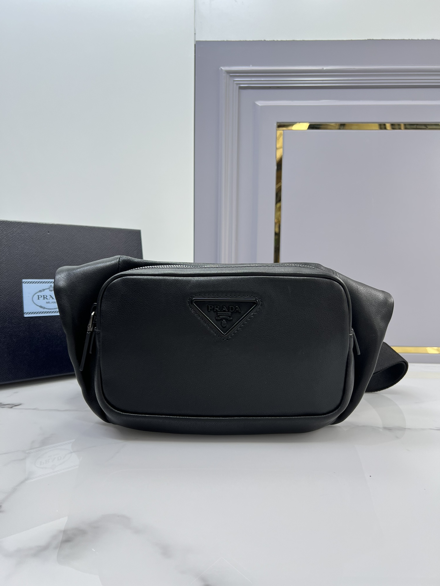 TOP PRADA Messenger Bag Leather 22x16.5x5cm - Black