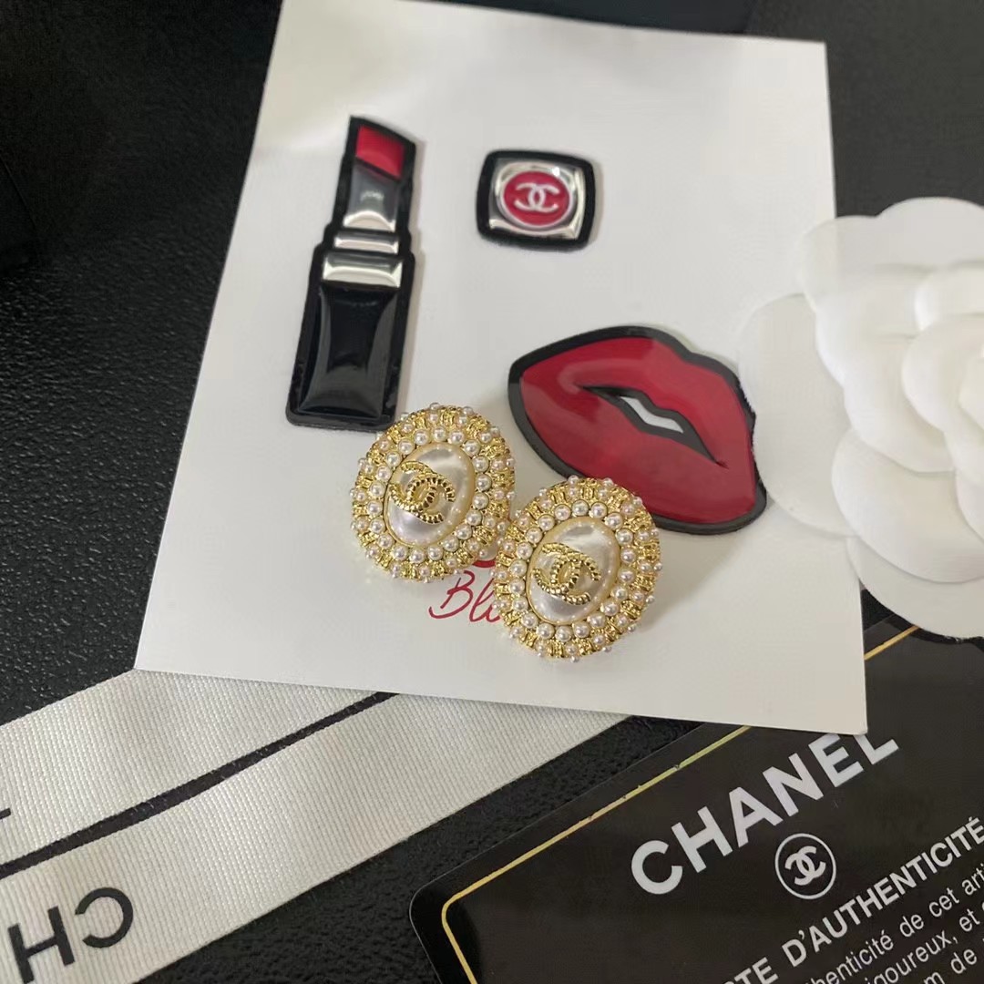 TOP CHANEL Stud Earrings