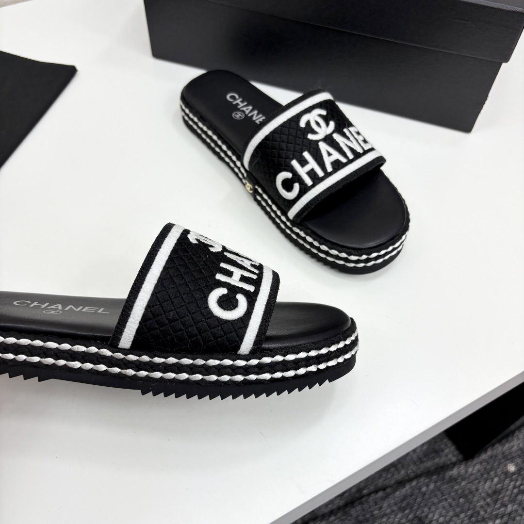TOP CHANEL Slippers - Black
