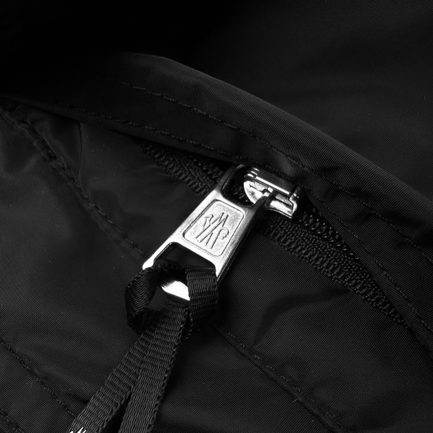 Moncler 标识贴袋拼接卫衣