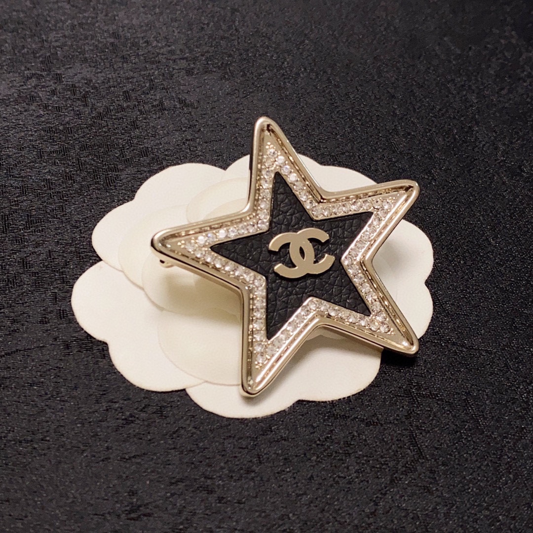 TOP CHANEL Five Pointed Star Studded Leather Brooch