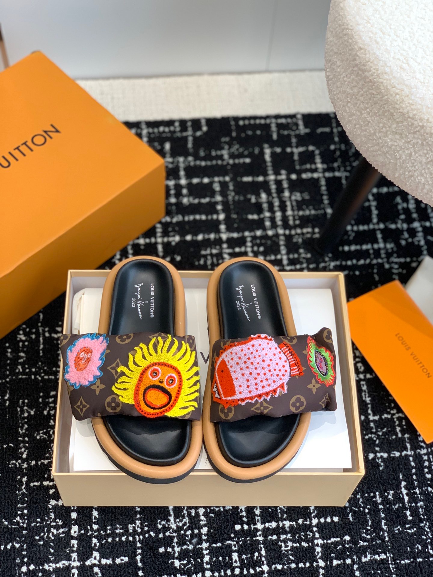 TOP Louis Vuitton LV L*V Flat Comfort quilted Sliders - 3 Colours
