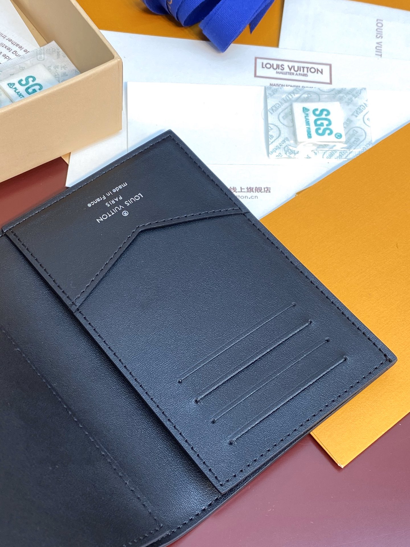 TOP Louis Vuitton LV Aerogram Wallet Monogram Shadow Embossed Leather 14X10x2.5cm - Black