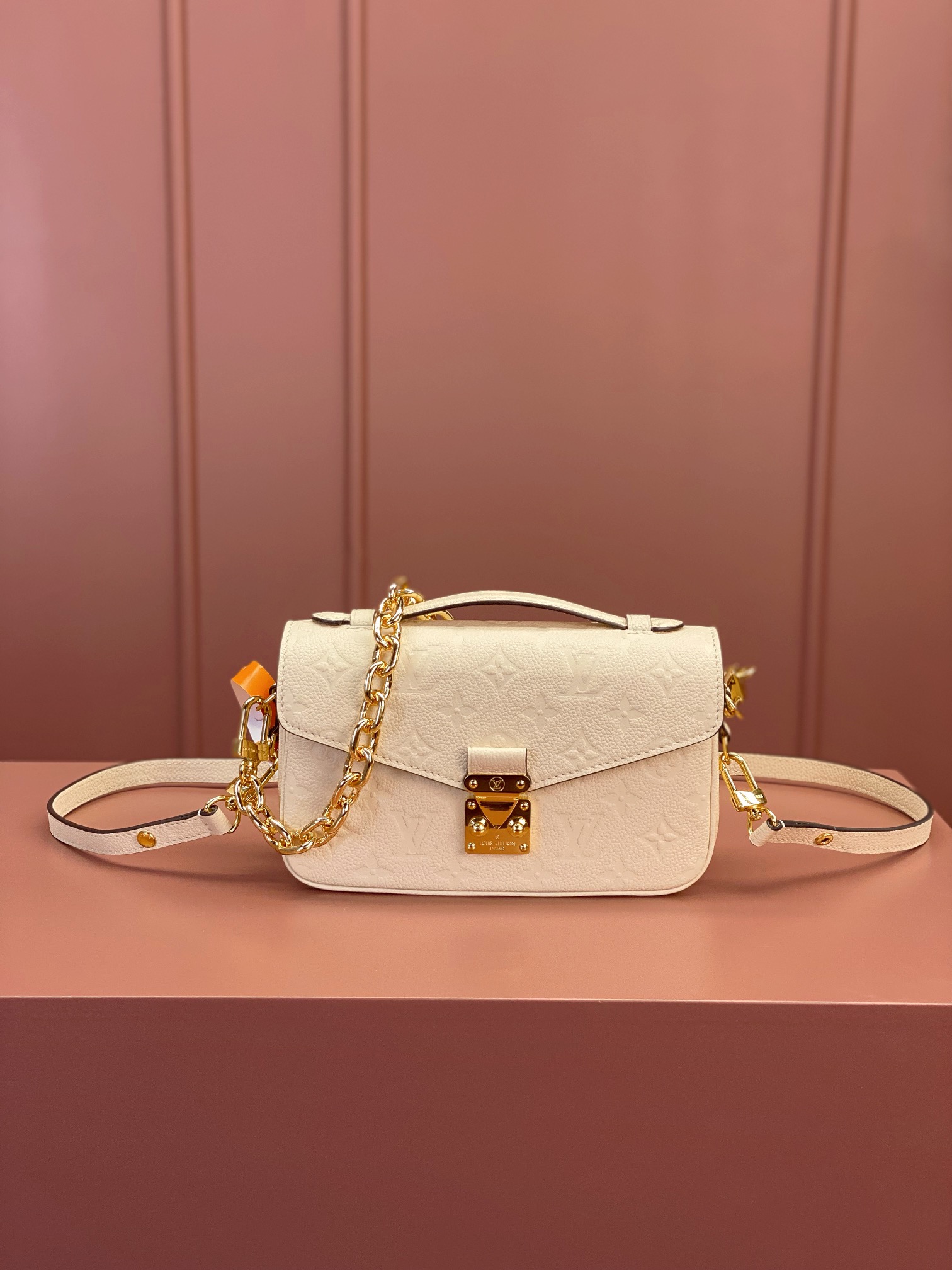 TOP Louis Vuitton LV Pochette Métis East West Handbags 21.5x13.5x6cm - White&GHW