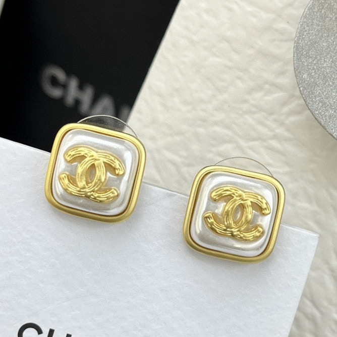 TOP CHANEL Logo Square pearls Stud Earrings