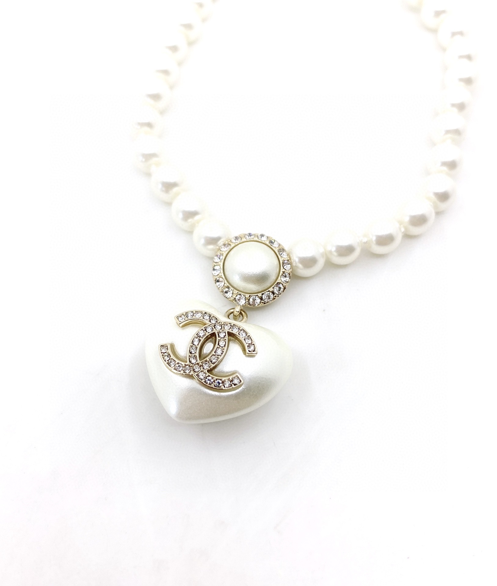 TOP CHANEL Diamond Logo Heart Pendant Pearl Necklace