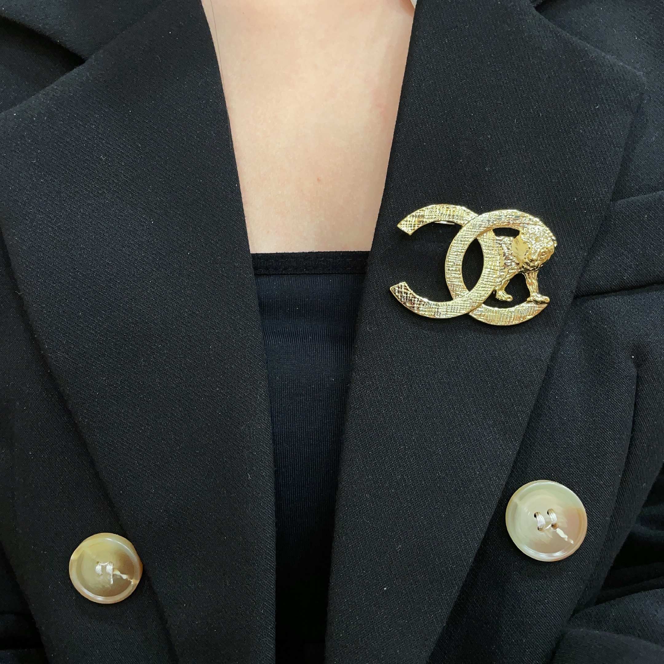 TOP CHANEL Brooch - Gold
