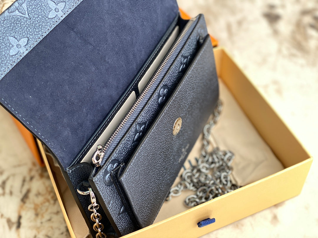 TOP Louis Vuitton LV L*V Vavin WOC Empreinte 19 x 12.5 x 4 cm - Pearly Blue