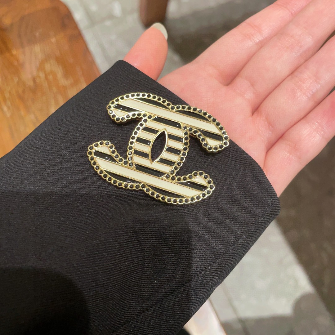 TOP CHANEL  Brooch - 2 Colors