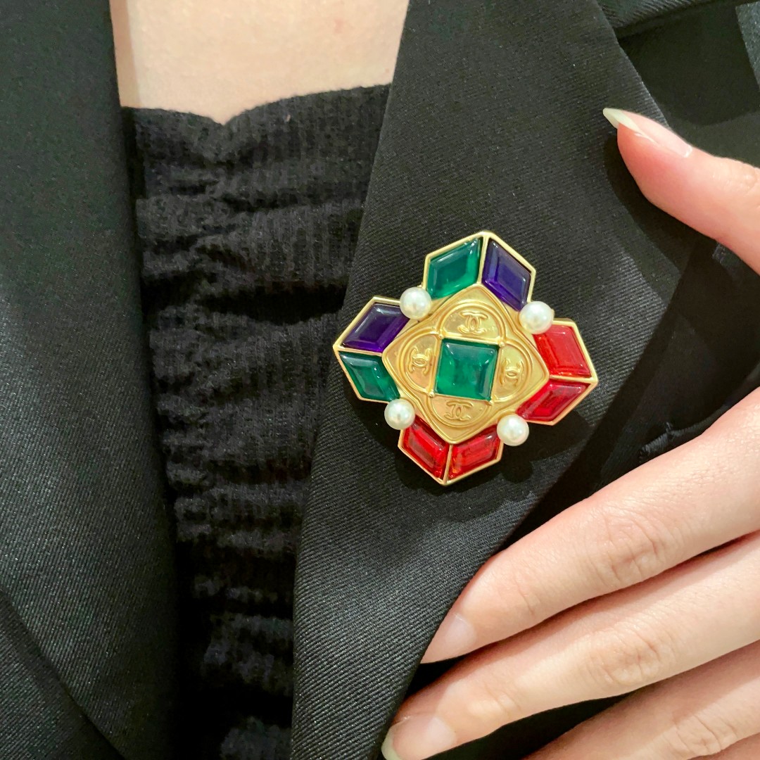 TOP CHANEL Brooch - Gold