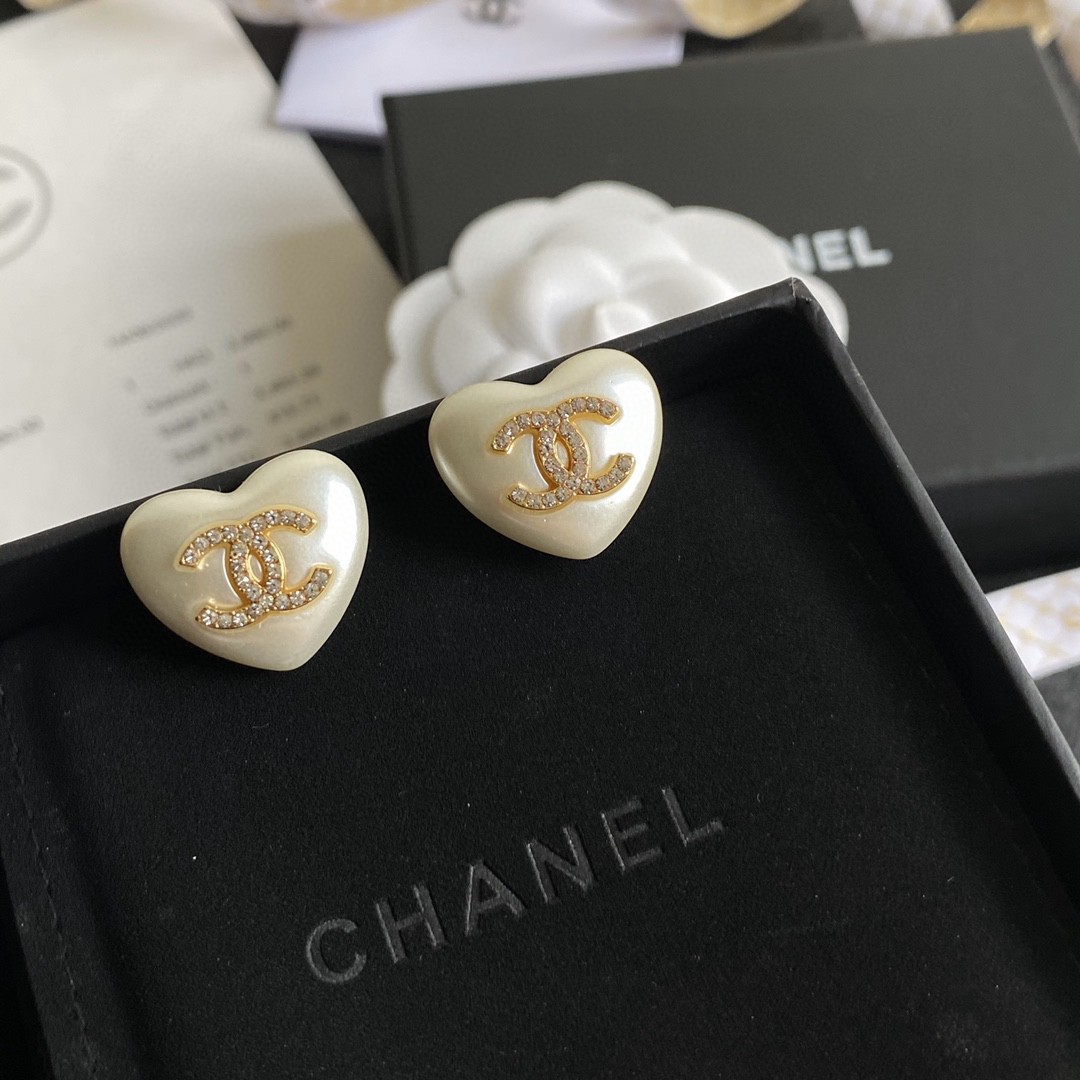 TOP CHANEL Heart Shape Pearl Earrings - Gold&White