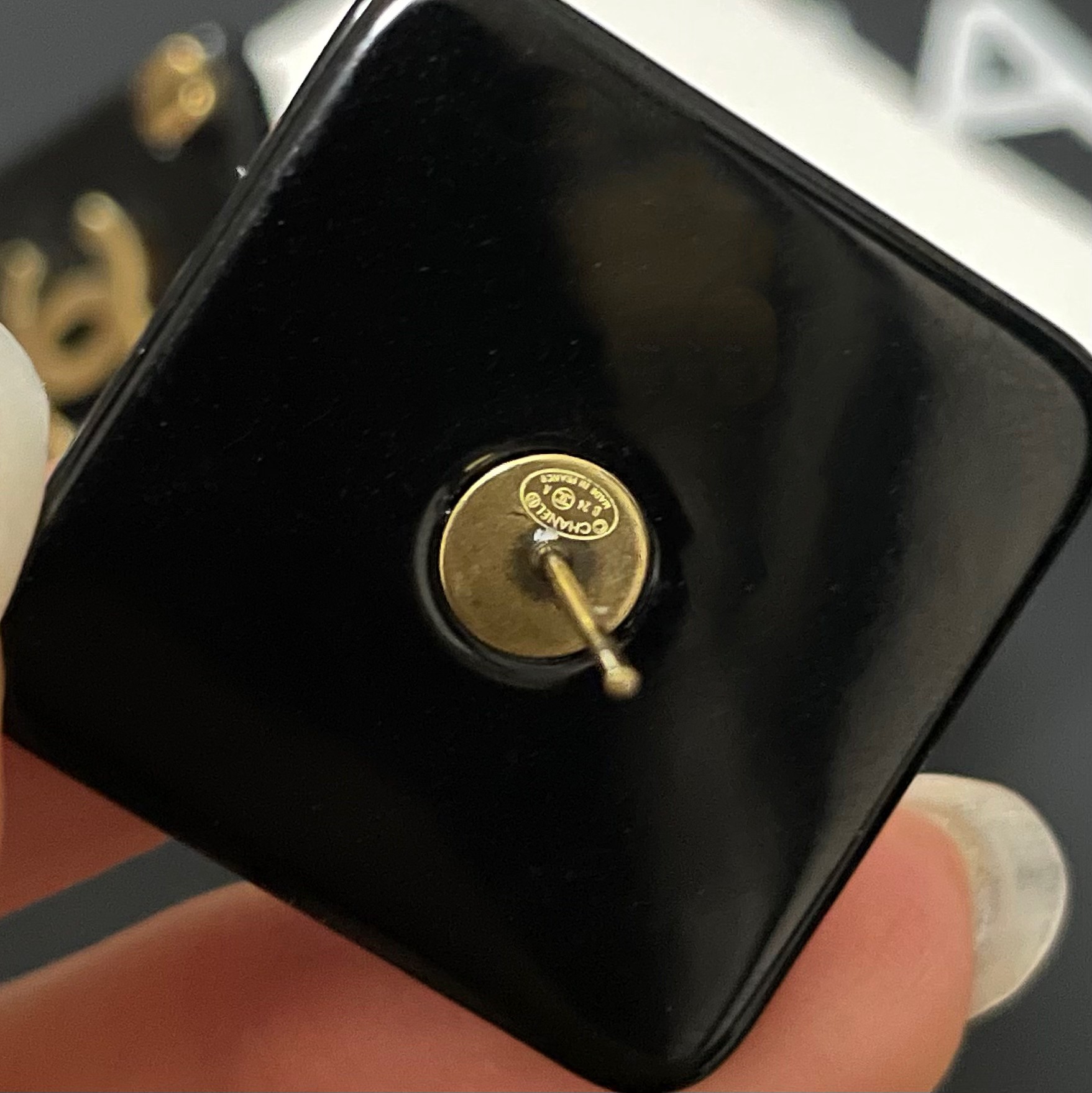 TOP CHANEL Square Earrings-Black