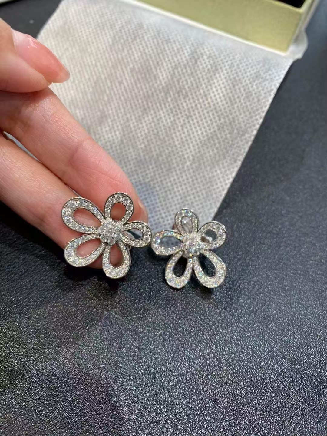 TOP Van Cleef & Arpels Earrings-Sliver