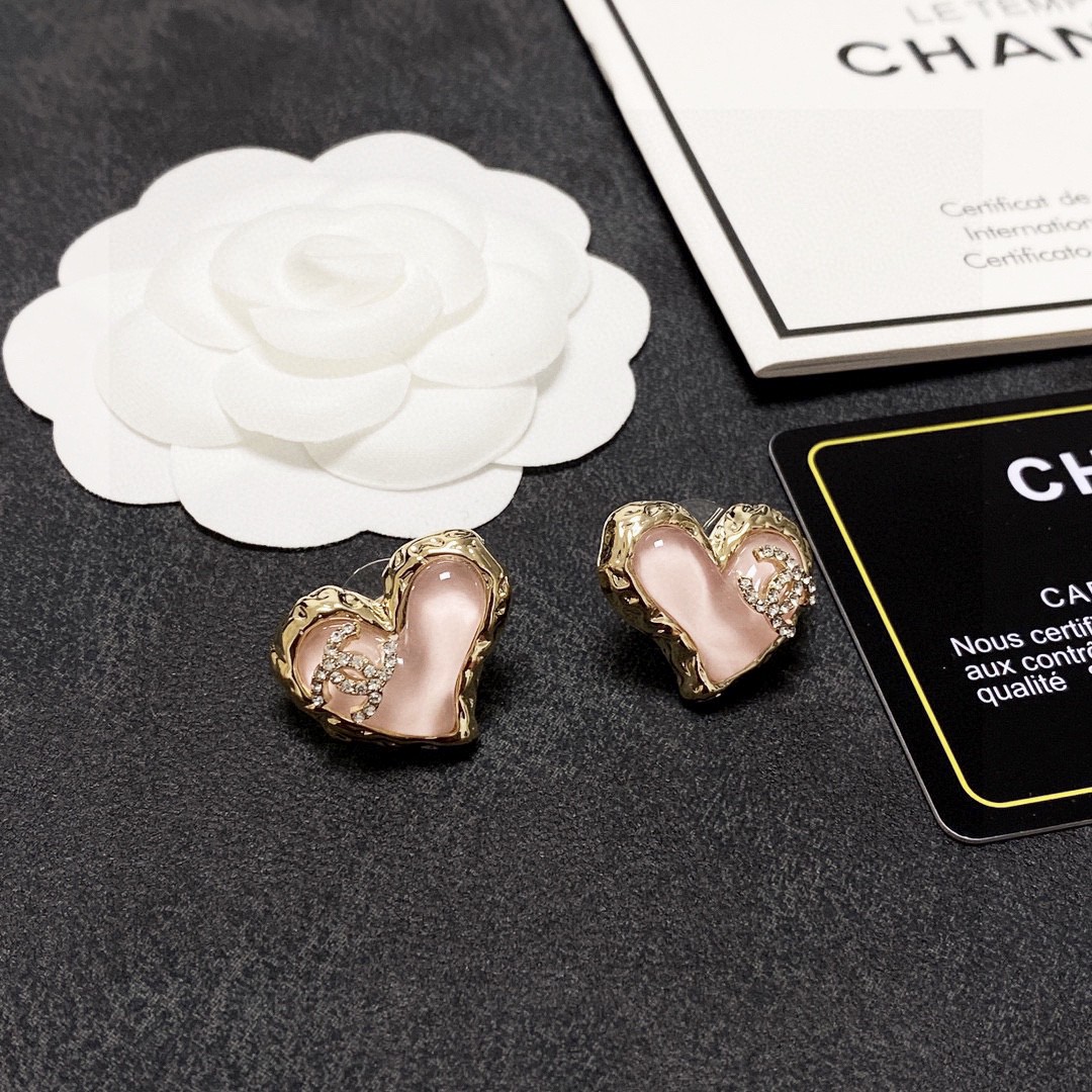 TOP CHANEL Classic Heart Stud Earrings - Pink