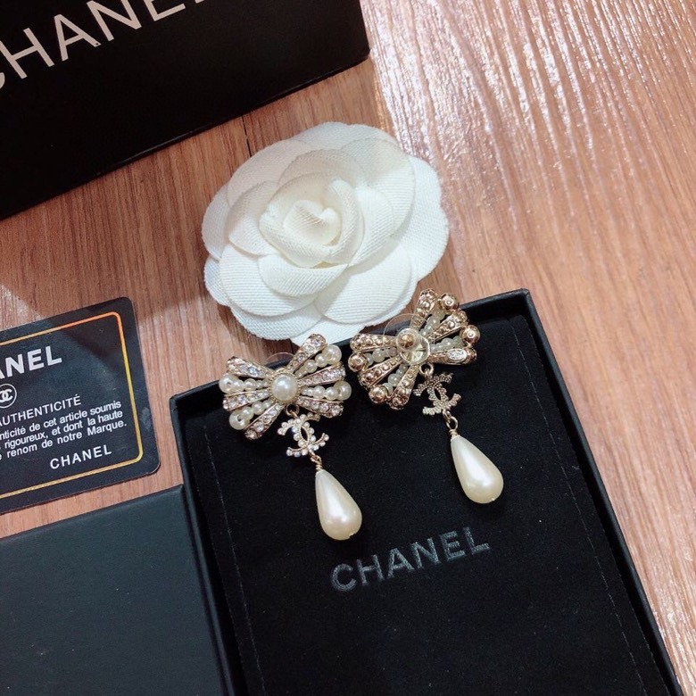 TOP CHANEL Pearl Bow Earrings