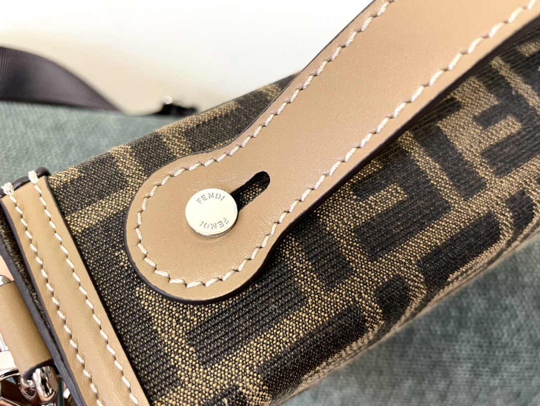 TOP FENDI Box Bag 10x13x6.5cm - Brown