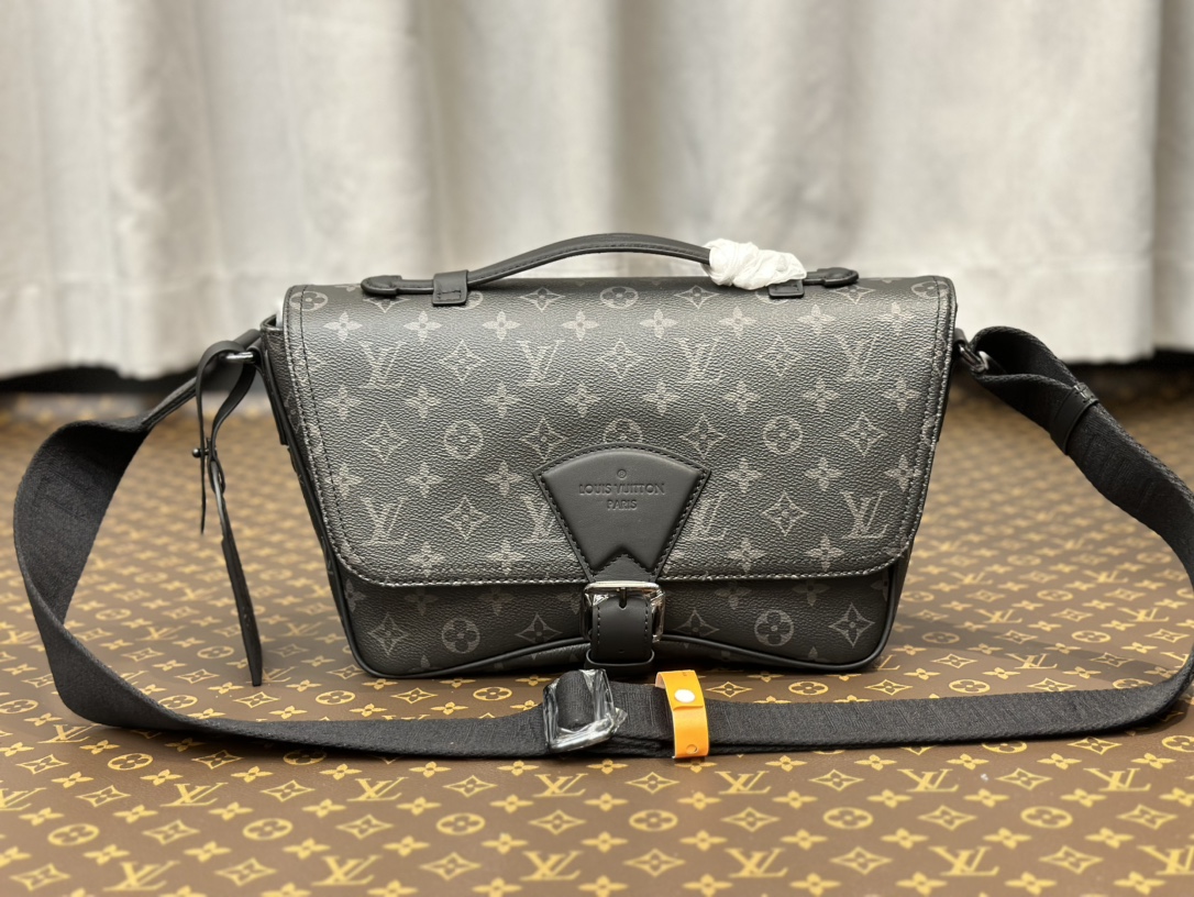 TOP Louis Vuitton LV L*V Montsouris Triangular Hijab Shoulder Bag 34 x 19 x 11 cm- Two Colors