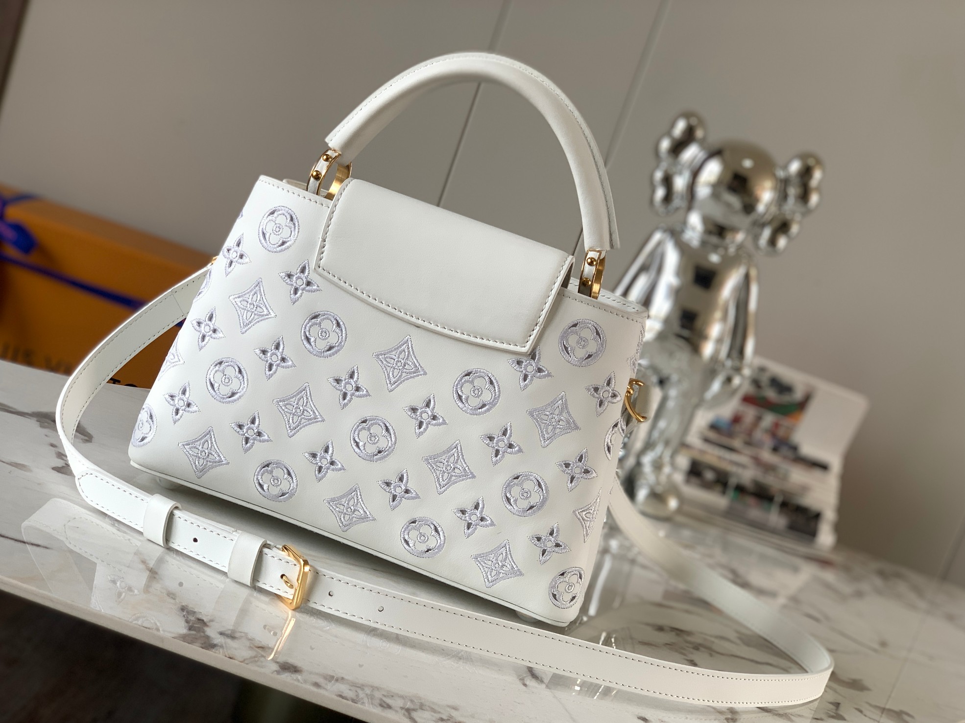 TOP Louis Vuitton LV Capucines Bourdon Stitch Embroidered Gold Buckle Bag  27.0 x 18.0 x 9.0 cm-White