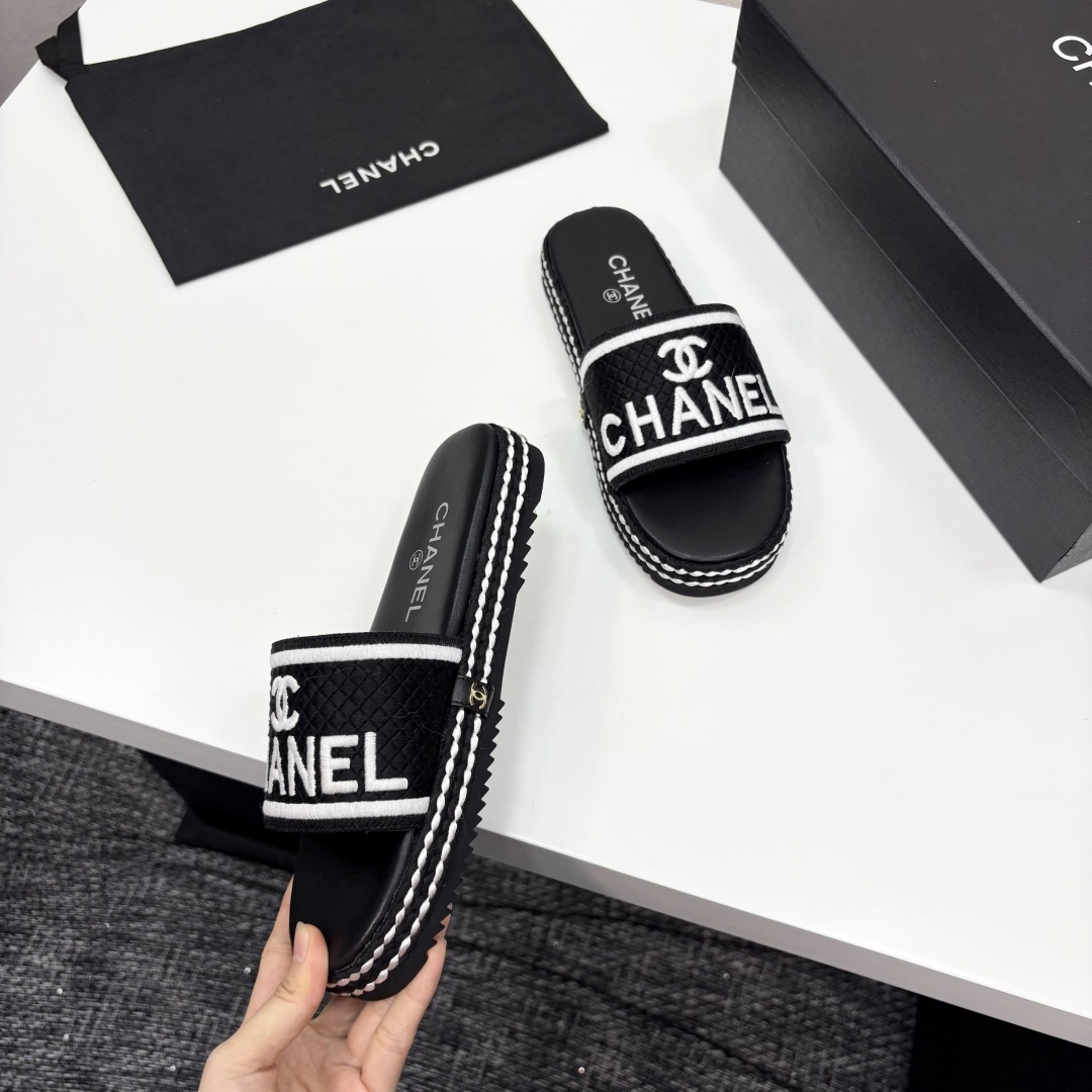 TOP CHANEL Slippers - Black