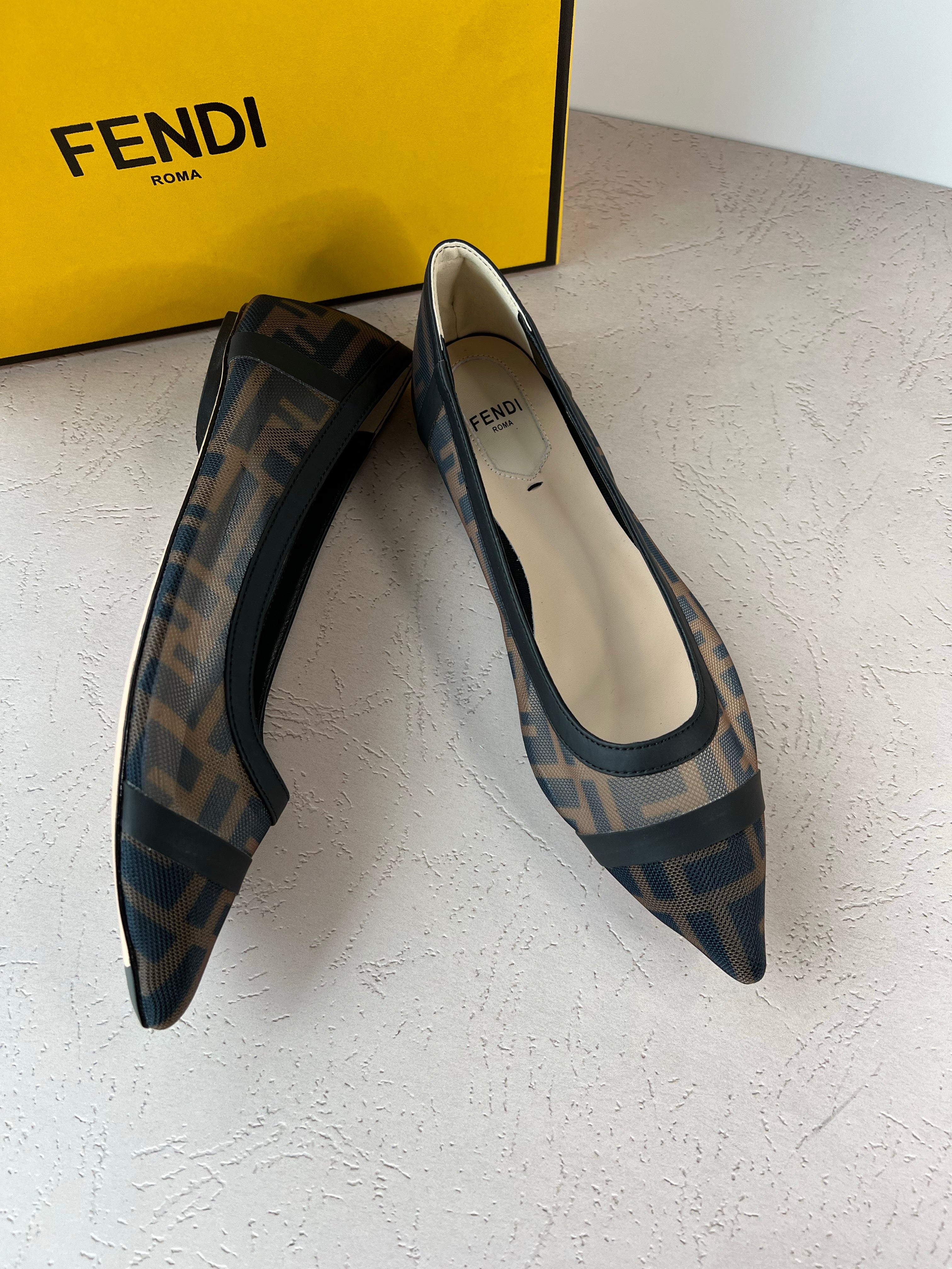 TOP FENDI FENDI Colibri Mesh Pointy Toes Flat Sandals