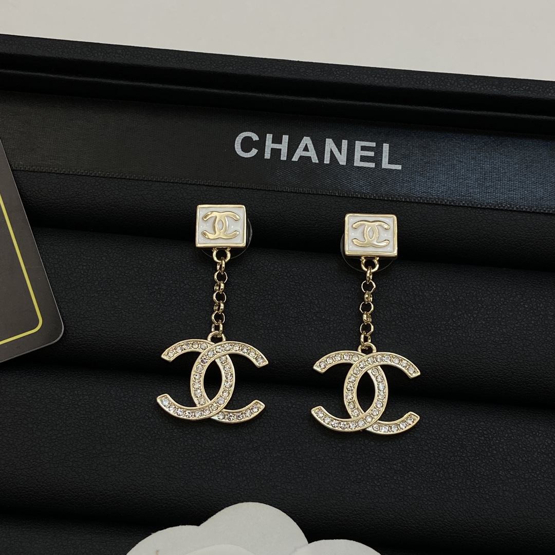 TOP CHANEL Pedant CC Earrings