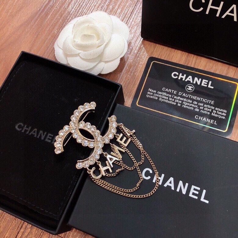TOP CHANEL DOUBLE C LOGO FRINGE BROOCH