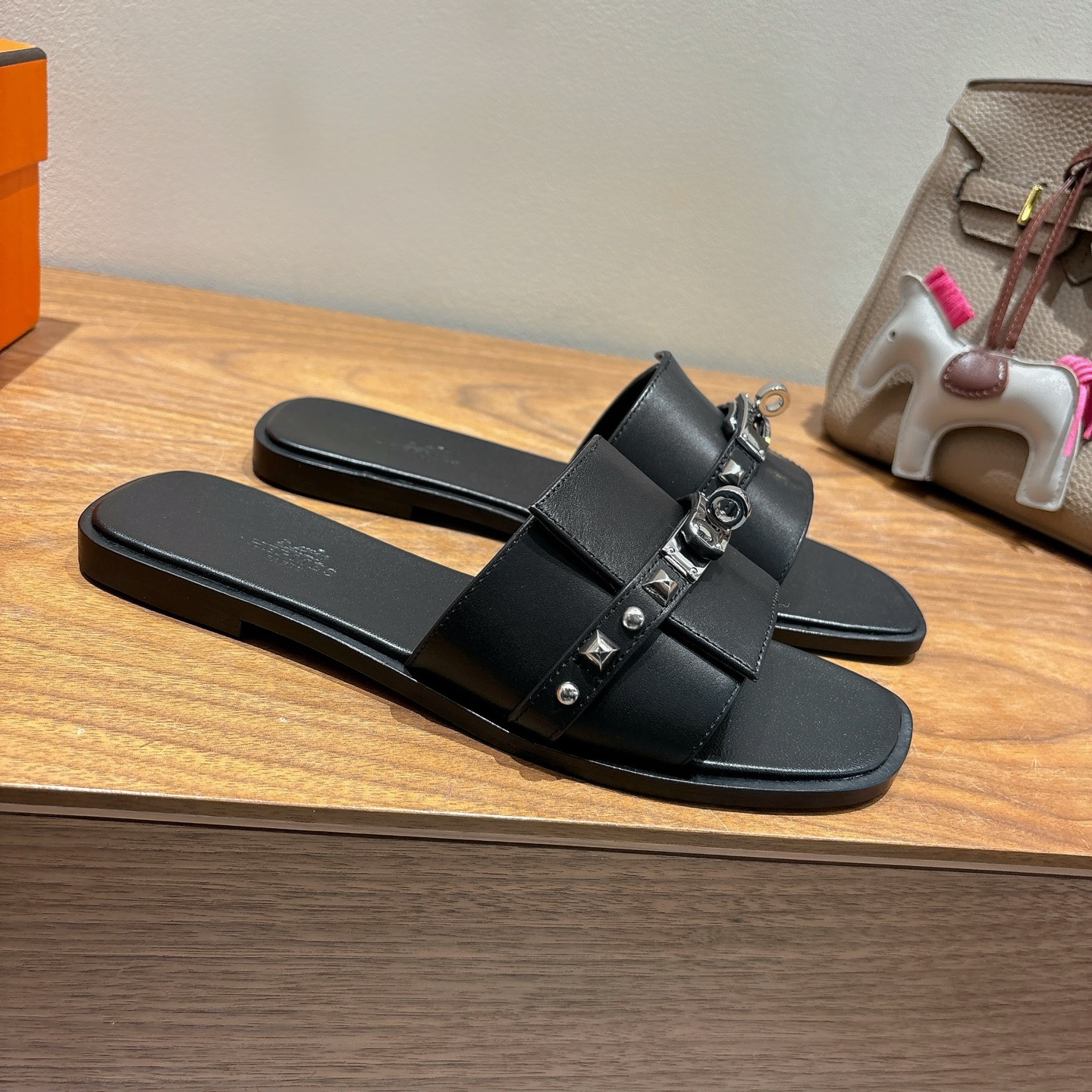 TOP HERMES Slippers- Black