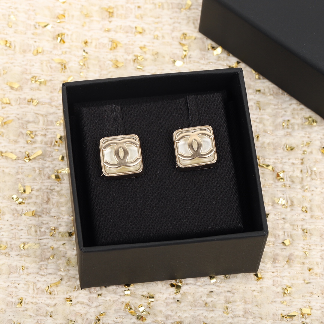 TOP CHANEL Block Resin CC Earrings