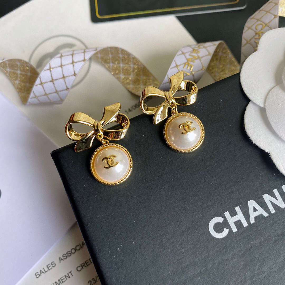TOP CHANEL Logo Pearls Gold Bow Earrings