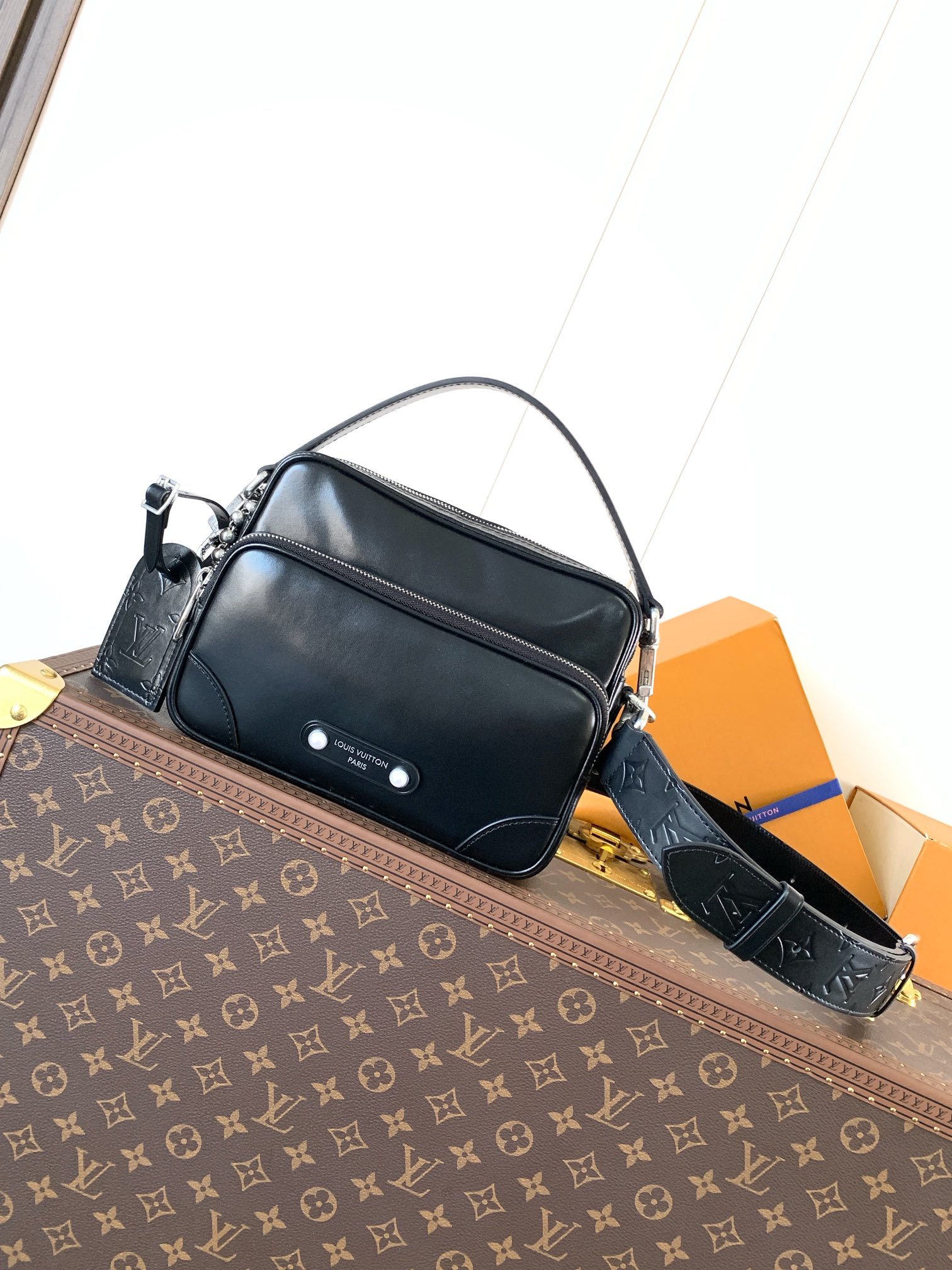 TOP Louis Vuitton LV Nil Handbag Cowhide 25cm - Black