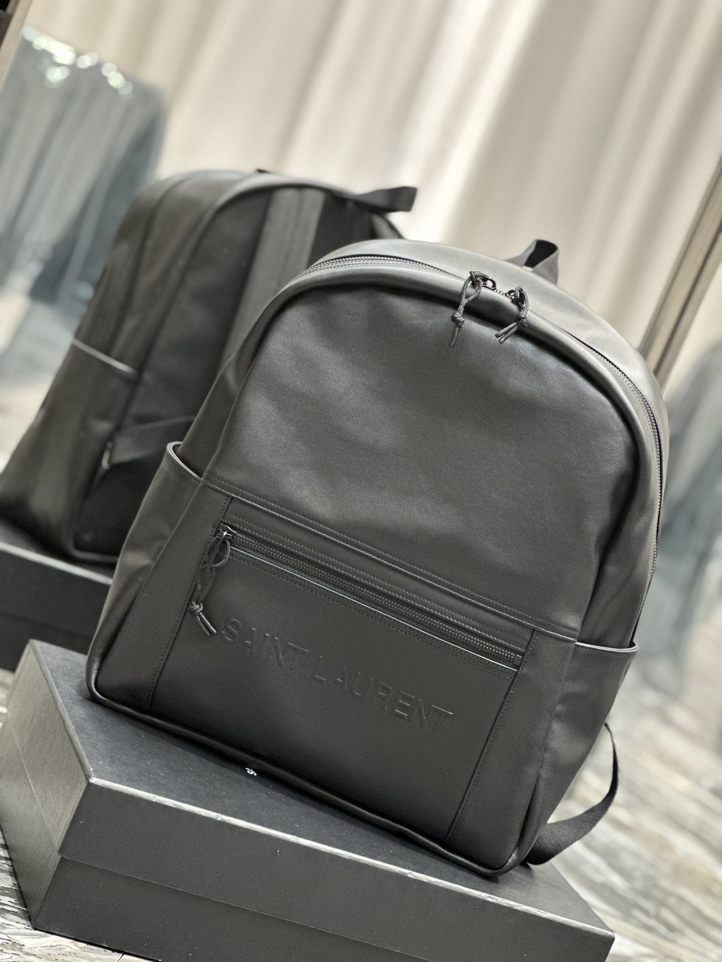 TOP Yves Saint Laurent YSL Cowhide Backpack - Black