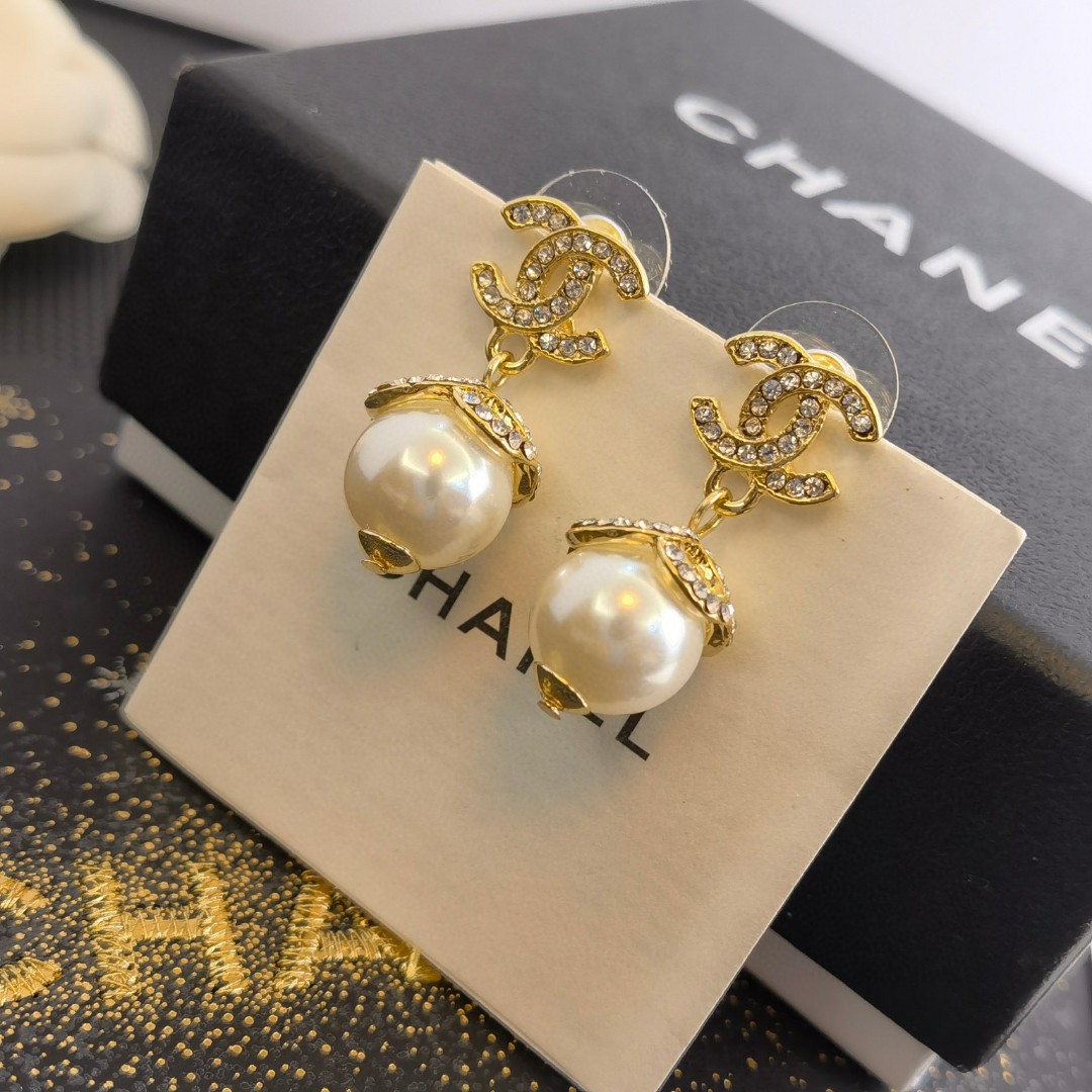 TOP CHANEL Double C Pearl Earrings