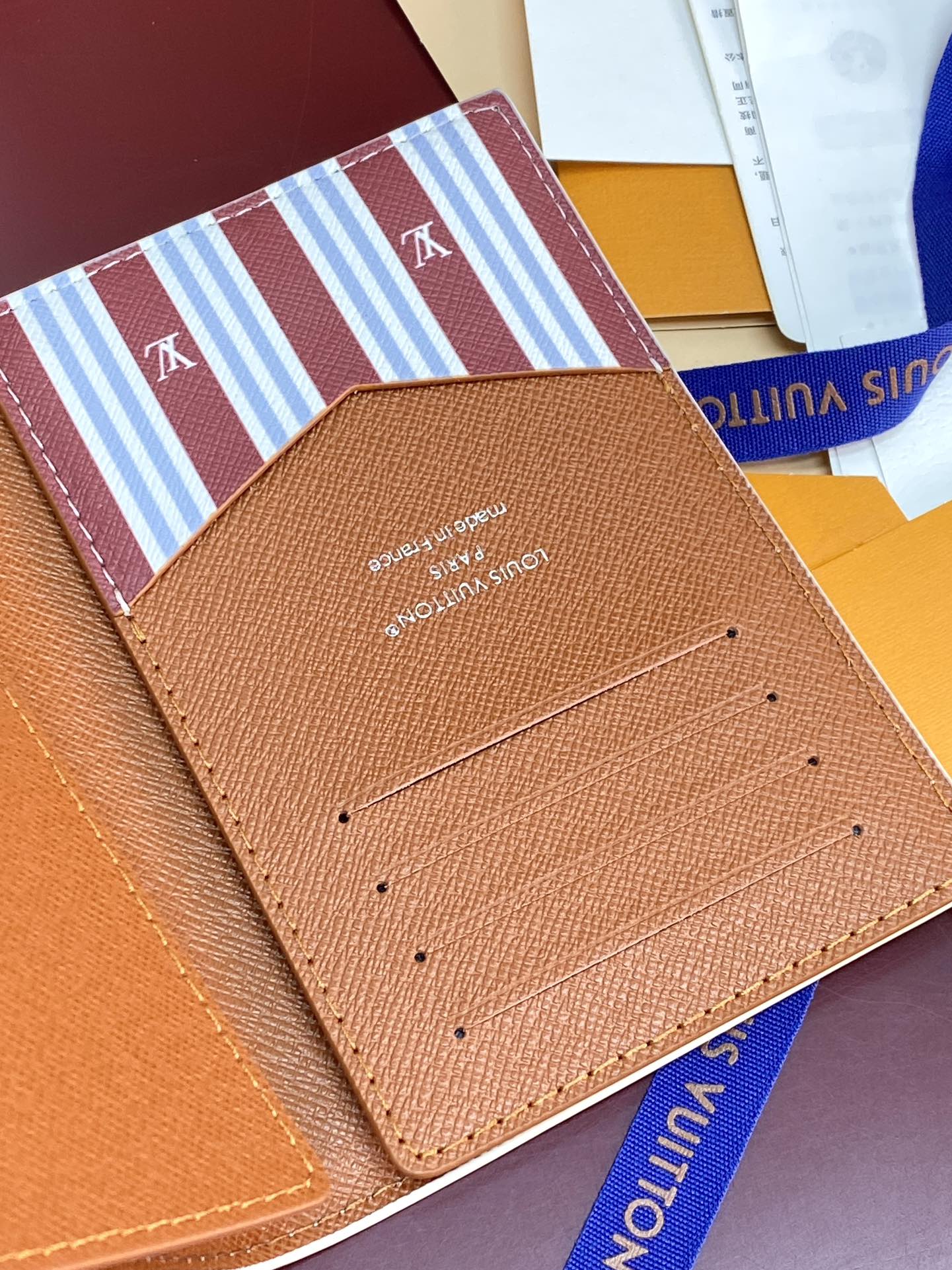 TOP Louis Vuitton LV Passport Holder in Monogram Heritage Coated Canvas / Calfskin 14x2.5x10cm - White